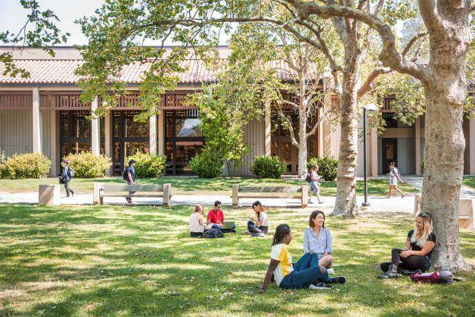 弗喜爾及德安薩學院(Foothill & De Anza Colleges)座落在充滿活力的舊金山灣區