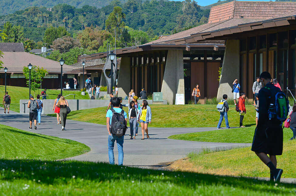 弗喜爾及德安薩學院(Foothill & De Anza Colleges)座落在充滿活力的舊金山灣區